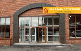 Двухстворчатые входные двери с панорамным остеклением для бизнес-центра