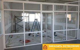 Торговый центр с панорамным остеклением окнами из белого ПВХ профиля