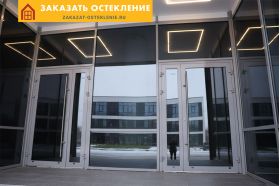 Панорамное остекление входной группы серым алюминиевым профилем