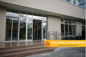 Дверь в магазин с раздвижным алюминиевым остеклением в пол