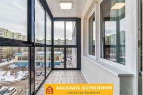 Балкон с остеклением панорамными окнами черного цвета в пол