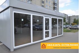 Остекление витрины магазина пластиковыми конструкциями с профилем белого цвета