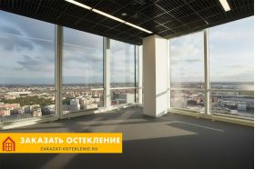 Современный офис с панорамным остеклением от пола до потолка
