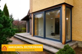 Веранда дома с цветным панорамным остеклением