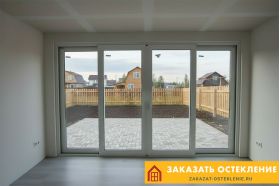 Белая входная группа из пластикового профиля с терморазрывом и панорамным остеклением