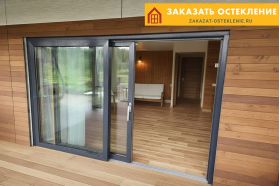 Портальные двери в частном доме с панорамным остеклением в пол