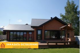 Раздвижная алюминиевая входная группа коричневого цвета в частном доме