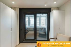 Пластиковые раздвижные двери для выхода на балкон в квартире