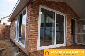 Раздвижная пластиковая входная группа белого цвета с панорамным остеклением