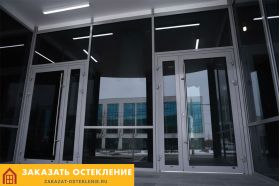 Стеклянная входная группа серого цвета с панорамным остеклением  для офиса