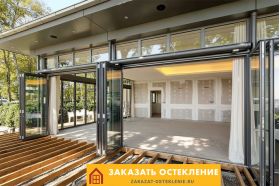 Большое кафе с теплым раздвижным остеклением профилем серого цвета