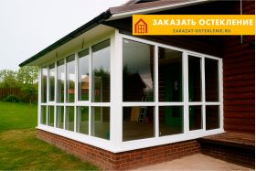 Веранда на даче с остеклением профилем белого цвета с широкими рамами