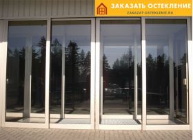 Автоматическая входная группа с раздвижной дверью и панорамным остеклением