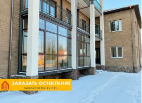 Балкон дома с французским остеклением профилем коричневого цвета