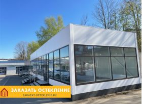 Витрины на фасаде магазина с глухим остеклением тонким профилем черного цвета