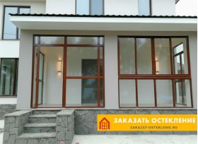 Крыльцо дома с холодным панорамным остеклением однокамерным стеклопакетом