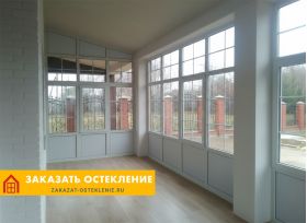 Веранда дома с холодным остеклением профилем белого цвета