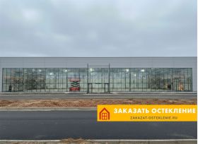 Фасад коммерческого здания со сборным модульным остеклением