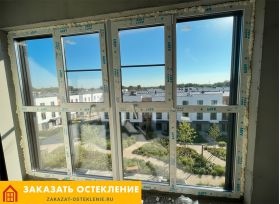 Фасад с остеклением белыми пластиковыми конструкциями