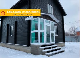 Тамбур дома с остеклением белым ПВХ профилем в пол