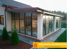 Терраса дома с остеклением витражами с раздвижной системой