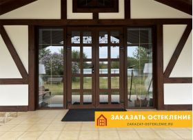 Входная группа с распашной дверью коричневого цвета и панорамным остеклением пластиковым профилем