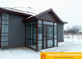 Тамбур на входе в частный дом с панорамным остеклением в пол