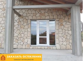 Уличная пластиковая входная дверь белого цвета