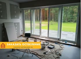 Подъемно-раздвижной портал белого цвета для панорамного проема на входе в дом