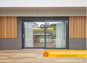 Серые портальные двери для бассейна с панорамным остеклением в пол