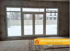 Распашная стеклянная входная группа белого цвета из ПВХ профиля