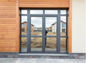 Распашные двери серого цвета для бутика с панорамным остеклением