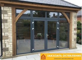 Распашные портальные двери черного цвета с панорамным остеклением в пол