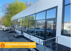 Распашная входная группа для магазина с дверью и окнами черного цвета