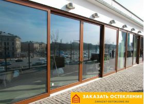 Пример раздвижного остекления с панорамными окнами для террасы торгового центра и ресторана