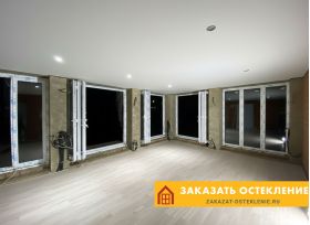 Дом с остеклением белыми пластиковыми конструкциями в пол