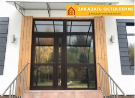 Стеклянная входная группа коричневого цвета в коттедж