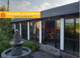 Кафе с теплым панорамным остеклением коричневыми пластиковыми окнами