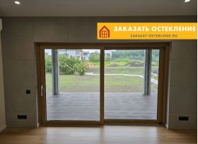 Теплое раздвижное остекление цветным профилем на входе в дом