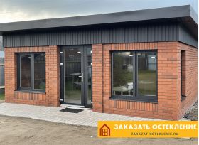 Уличная пластиковая дверь черного цвета с остеклением для частного дома