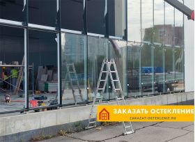 Фасад коммерческого здания с вентилируемым остеклением и естественной циркуляцией