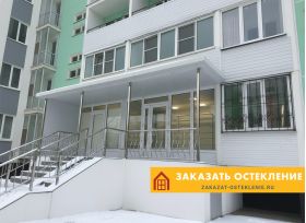 Белая входная группа аптеки с распашной дверью