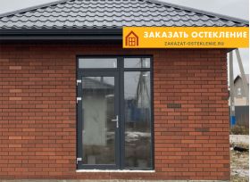 Входная уличная дверь со стеклом для загородного дома