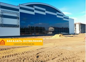 Помещение коммерческого назначения с витражным остеклением окнами с тонировкой