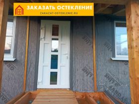 Пластиковая входная дверь белого цвета