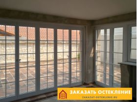 Французские панорамные окна белого цвета с максимальным остеклением для террасы