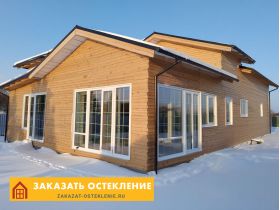 Французское окно с дверью и панорамным остеклением белого цвета
