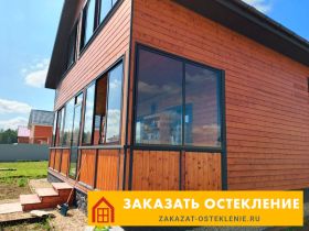 Крыльцо загородного дома с остеклением