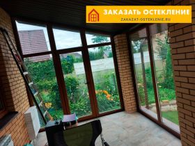 Панорамные окна для дома с дверью