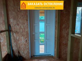 Входные пластиковые двери в частном доме